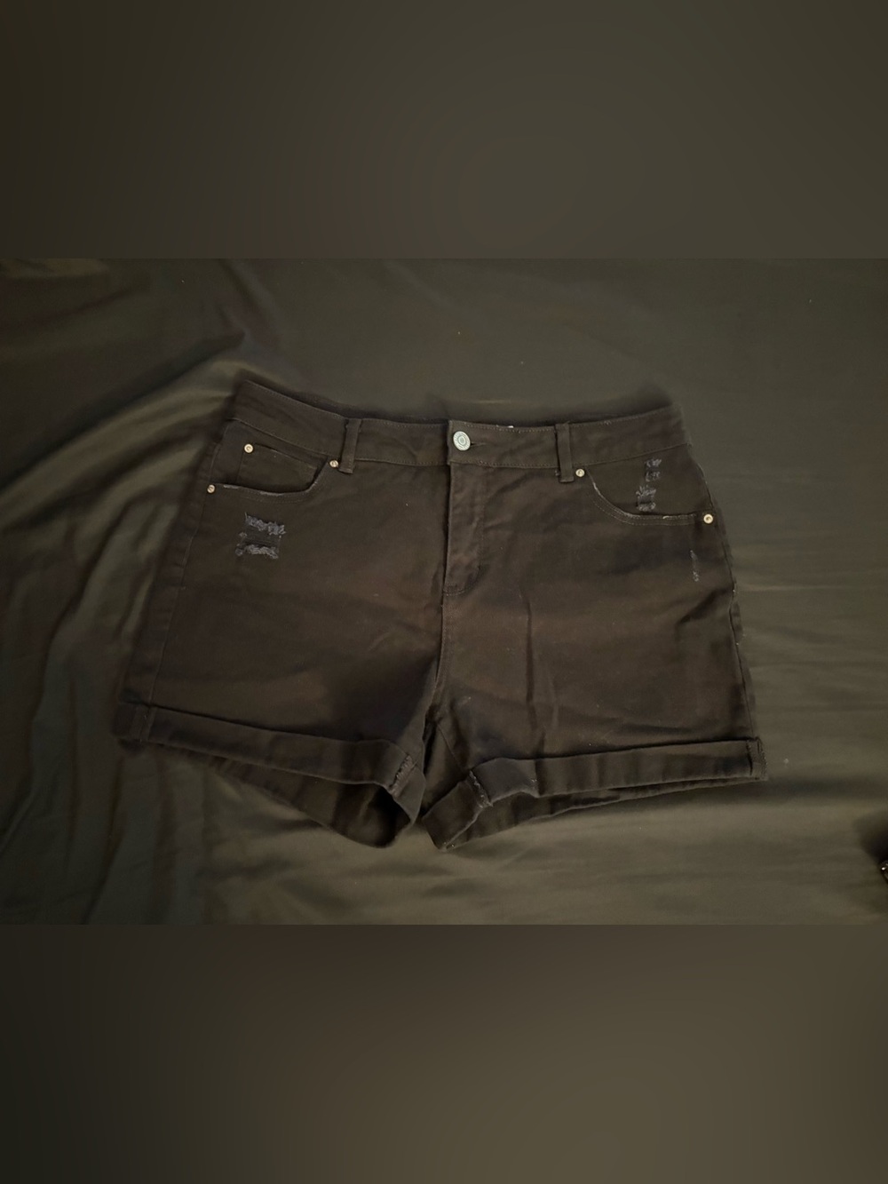 Women’s Time and Tru mid rise black lightly distressed cuffed shorts in size 14
